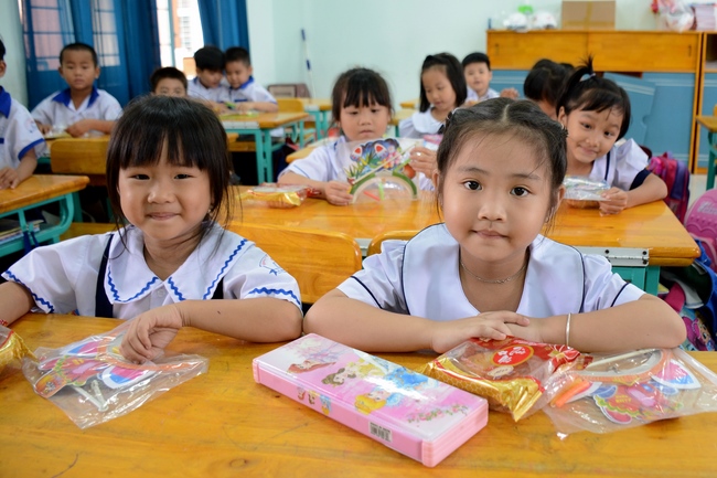 Giving gift portions to pupils on the occasion of Mid-Autumn Festival